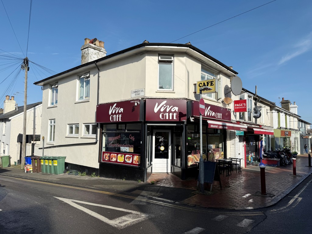 Lot: 33 - MIXED COMMERCIAL AND RESIDENTIAL INVESTMENT - Corner property comprising café and flat